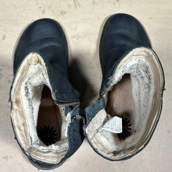 UGG Women’s Black Leather Ankle Boots Size 7 Shearling Lined Moto Buckle Zip - Picture 10 of 11